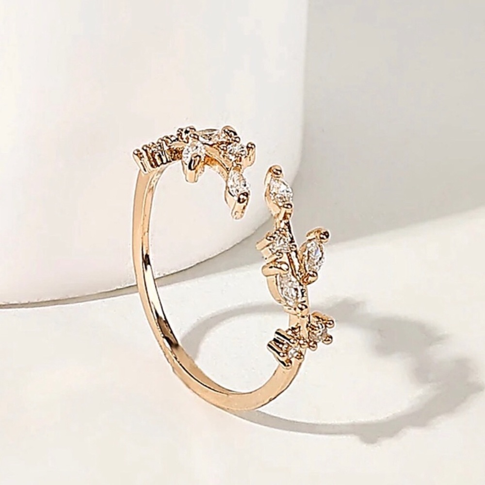 ✨Chic Gold Leaf Ring✨